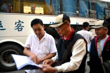 東石鎮黃氏宗親會會長熱情接待並親為導覽